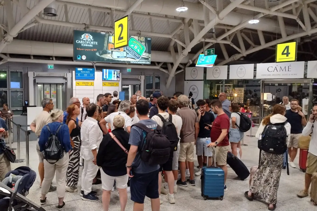 Passeggeri in attesa all'aeroporto di Cagliari-Elmas
