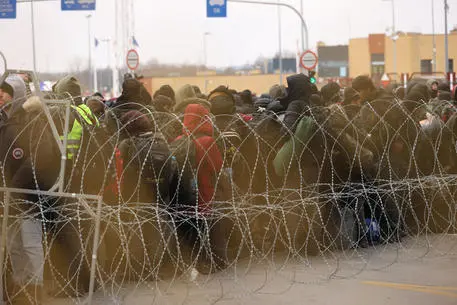 Migranti al confine con la Polonia (Ansa)