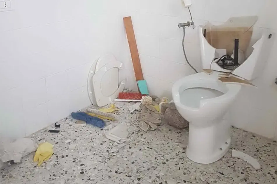Uno dei bagni pubblici devastati dai vandali (foto L'Unione Sarda - Murgana)
