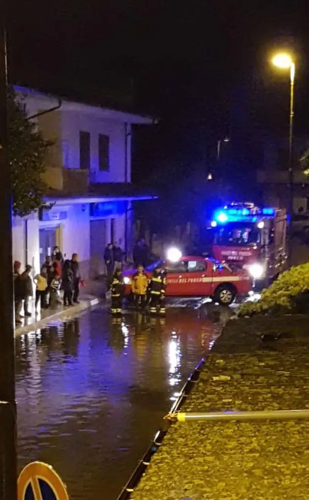 Una bomba d'acqua ha investito anche il centro abitato di Santa Giusta (Foto del lettore Cristian)