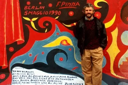 Pinna davanti alla sua opera a Berlino (foto concessa)