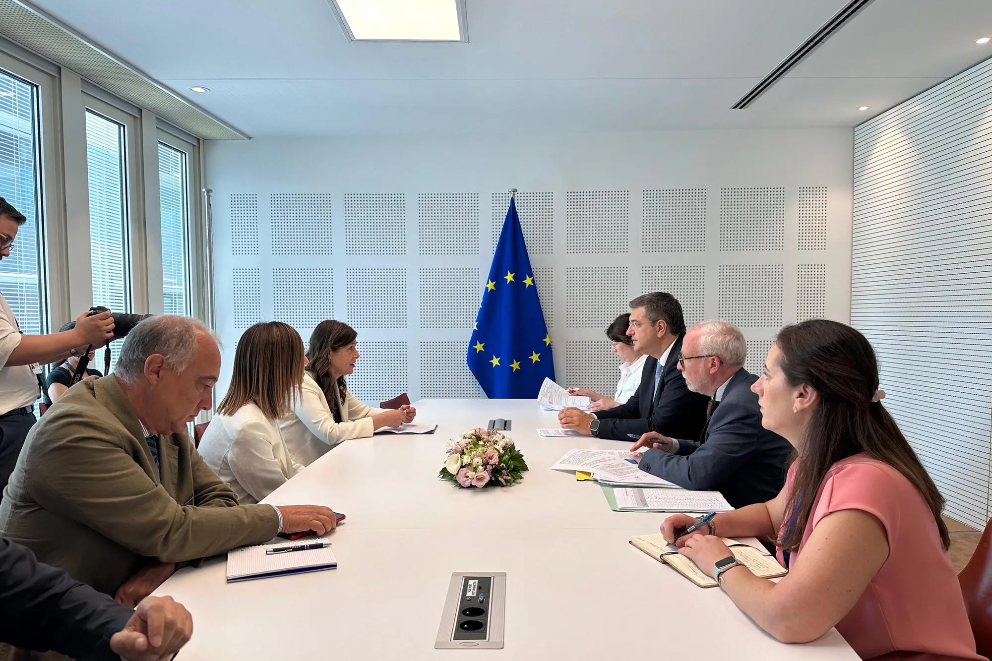 L'incontro a Bruxelles fra Alessandra Todde, presidente della Regione Sardegna, e il commissario europeo Apostolos Tzitzikostas