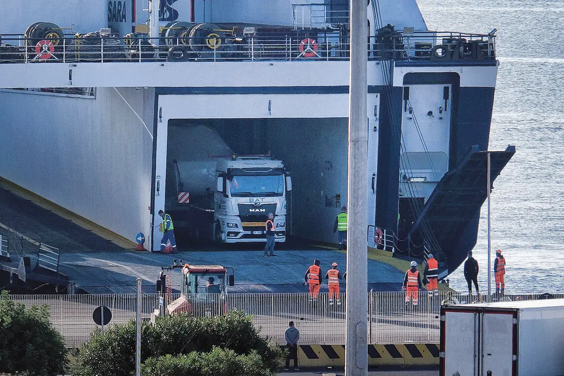 15 11 24 cagliari porto imbarco camion - foto giuseppe ungari