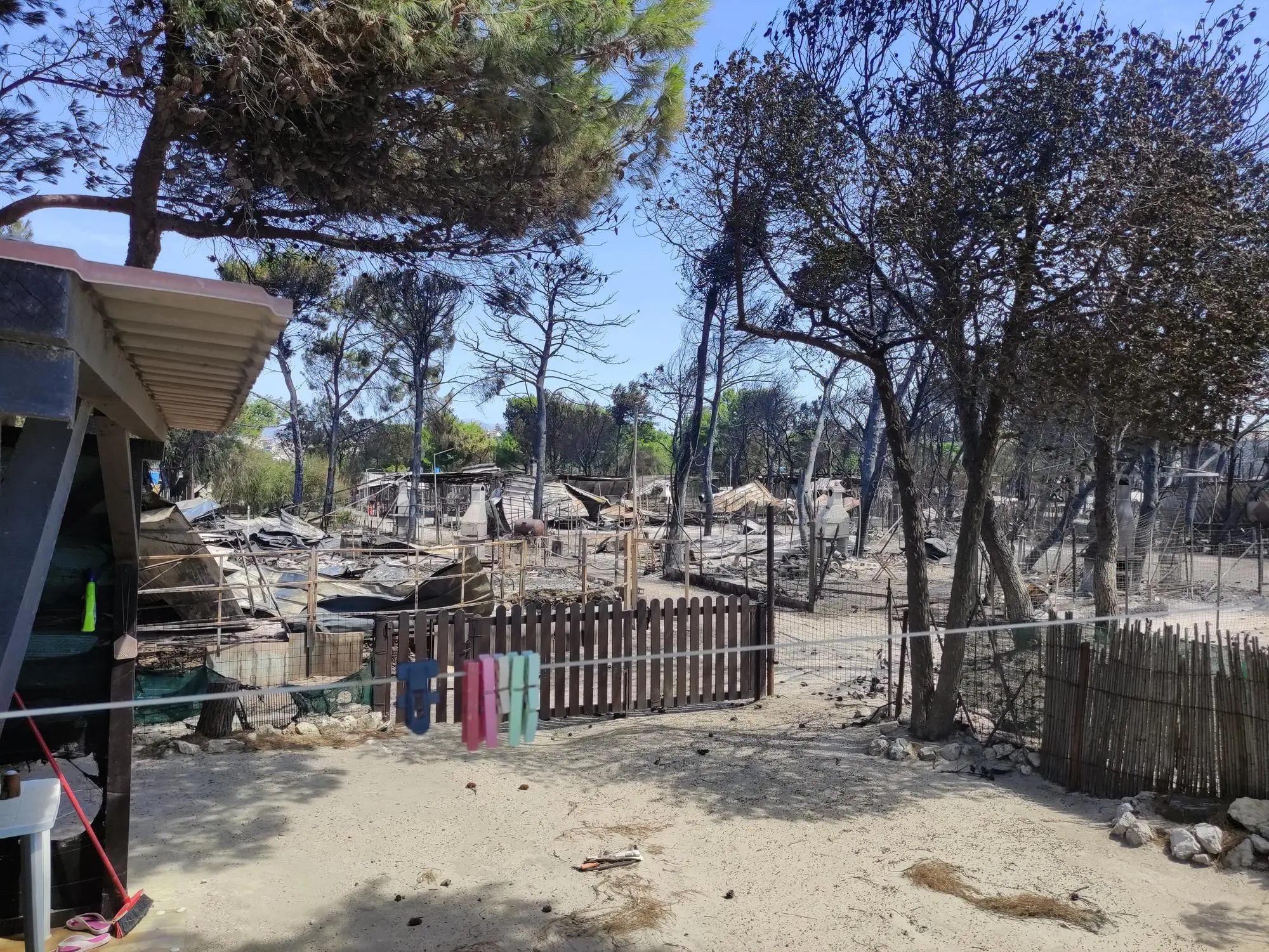 L'ex campeggio distrutto dalle fiamme (foto Lai)