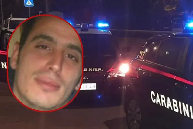 Auto dei carabinieri e, nel riquadro, Davide Unida (L'Unione Sarda)