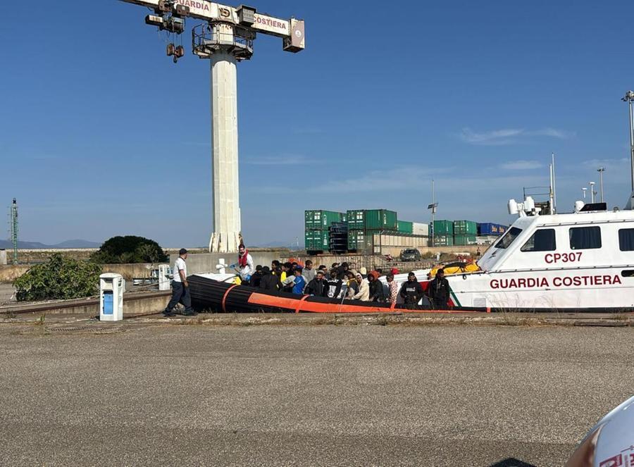 Gommone alla deriva, salvati 49 migranti