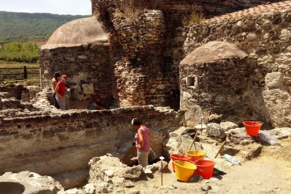 Archeologi al lavoro nel cantiere di scavo di Santa Maria di Mesumundu