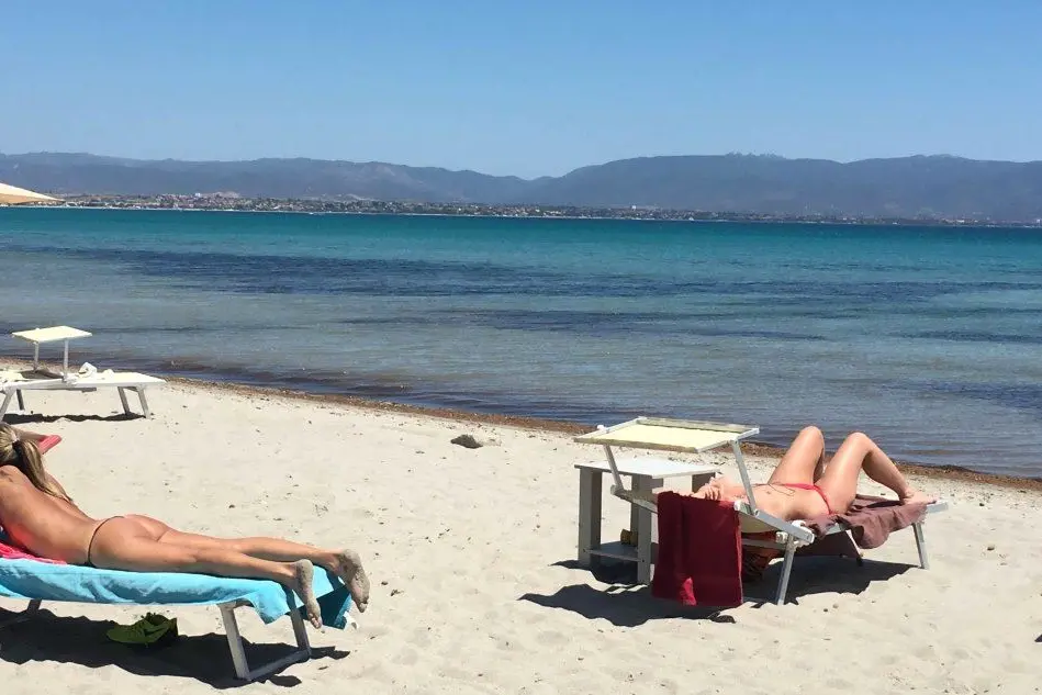 Bagnanti in topless questa mattina al Poetto