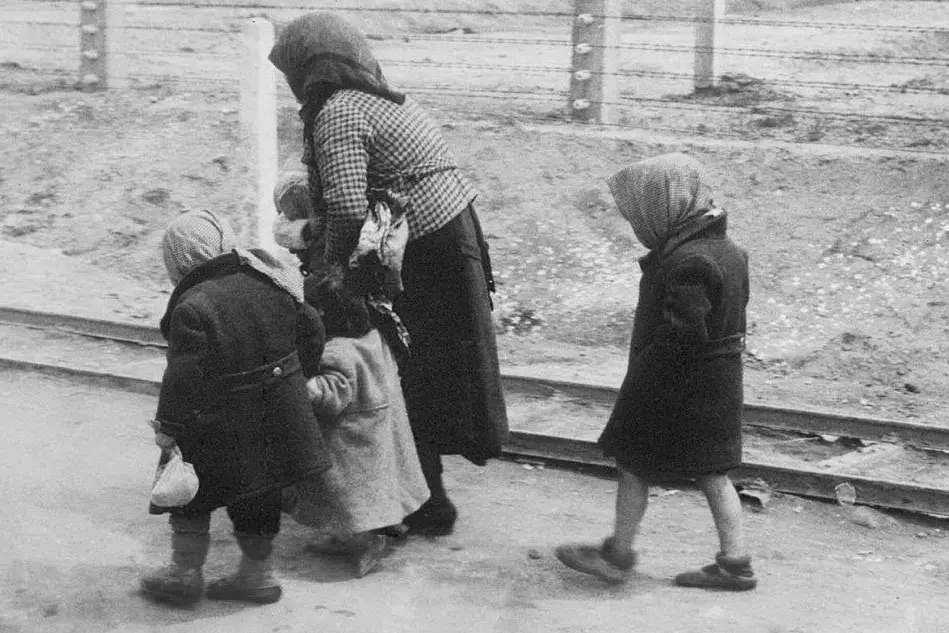 Una donna anziana e alcuni bambini ad Auschwitz (foto Wikipedia)