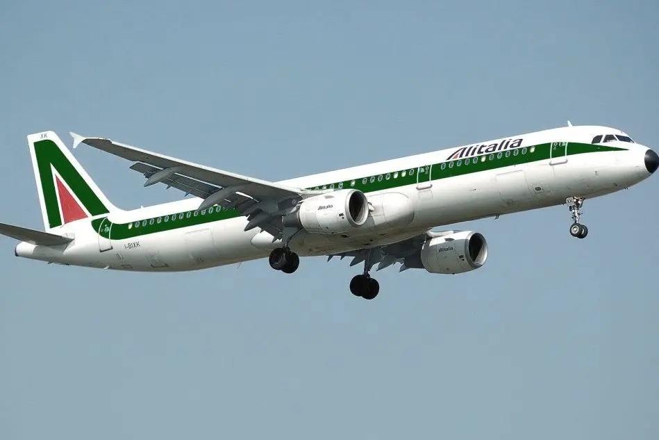 Un aereo di Alitalia in volo