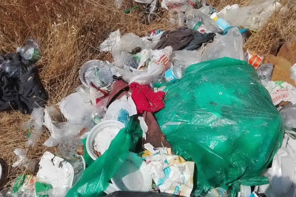 Una delle discariche di rifiuti scoperta nelle campagne di Villamar (foto L'Unione Sarda - Pintori)