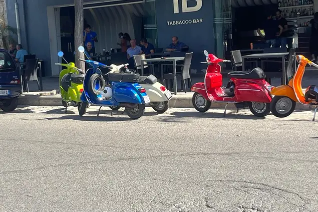 Le Vespa in una strada in Trexenta (foto Sirigu)