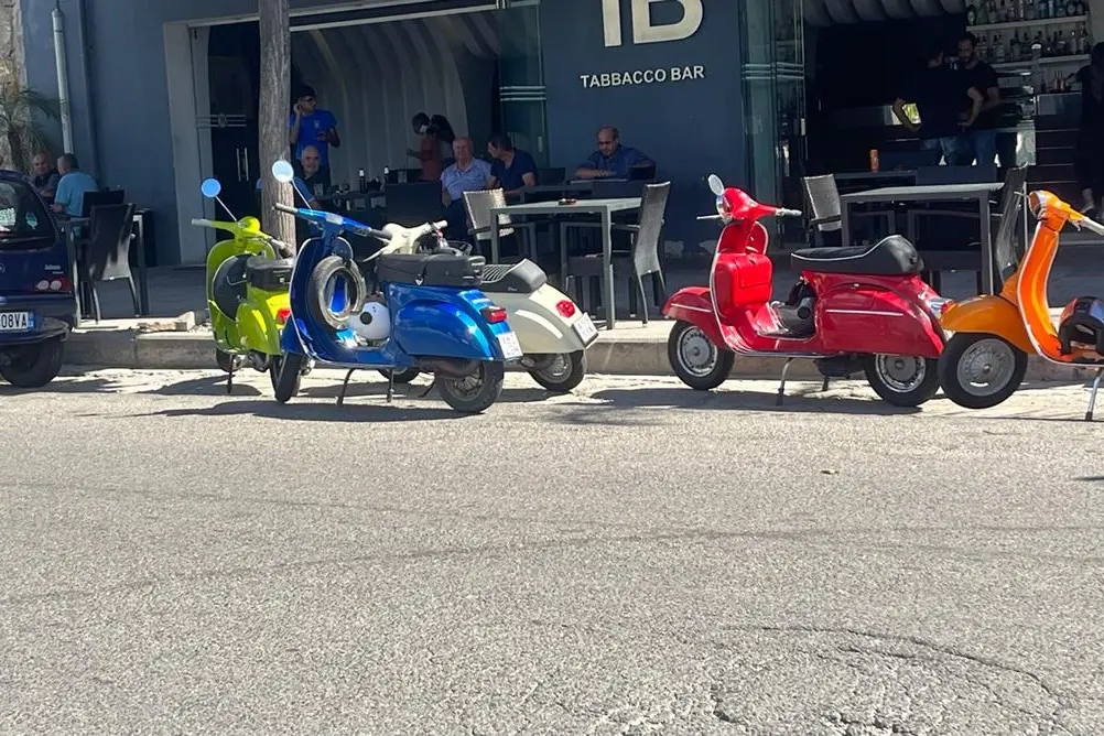 Le Vespa in una strada in Trexenta (foto Sirigu)