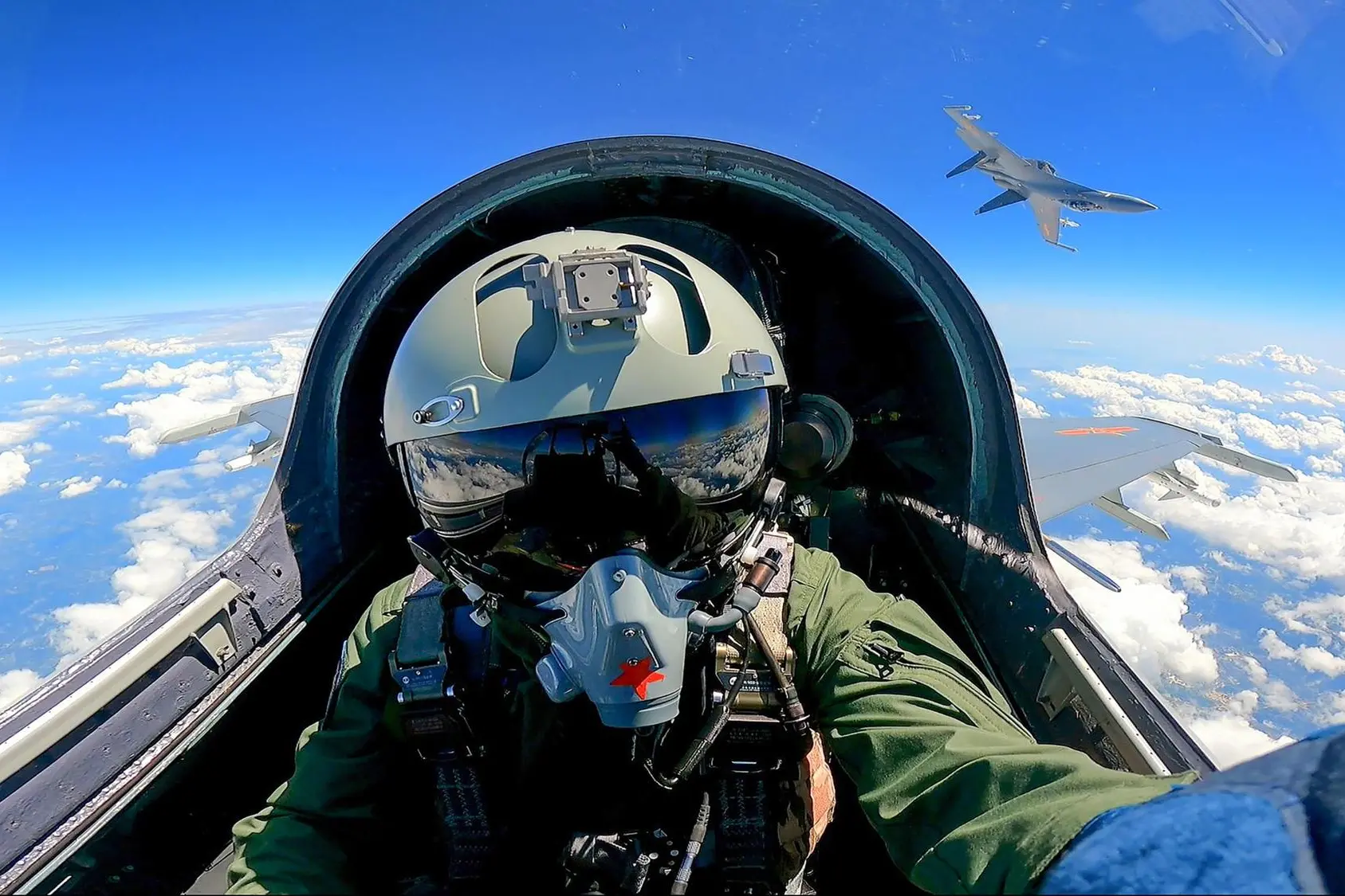 Ein Pilot an Bord eines chinesischen Kampfflugzeugs (Ansa)