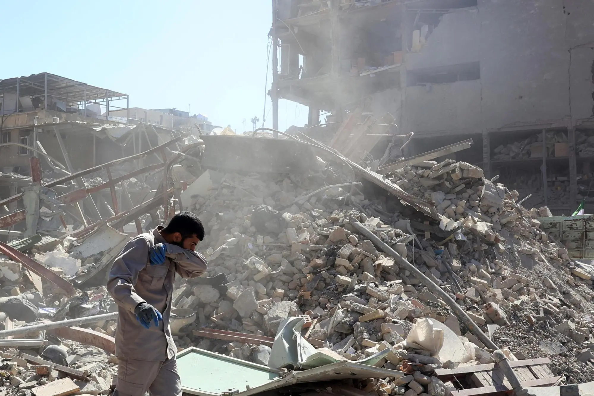 Danni a Teheran dopo un raid (Ansa-Epa)