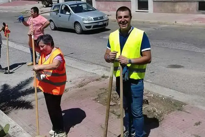 Il sindaco di Sanluri Alberto Urpi impegnato nelle pulizie con i volontari