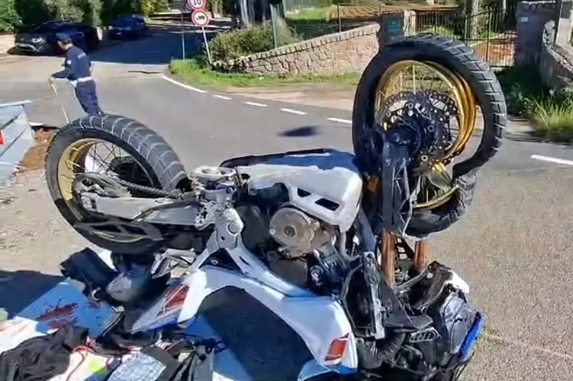 La moto distrutta dopo l'incidente