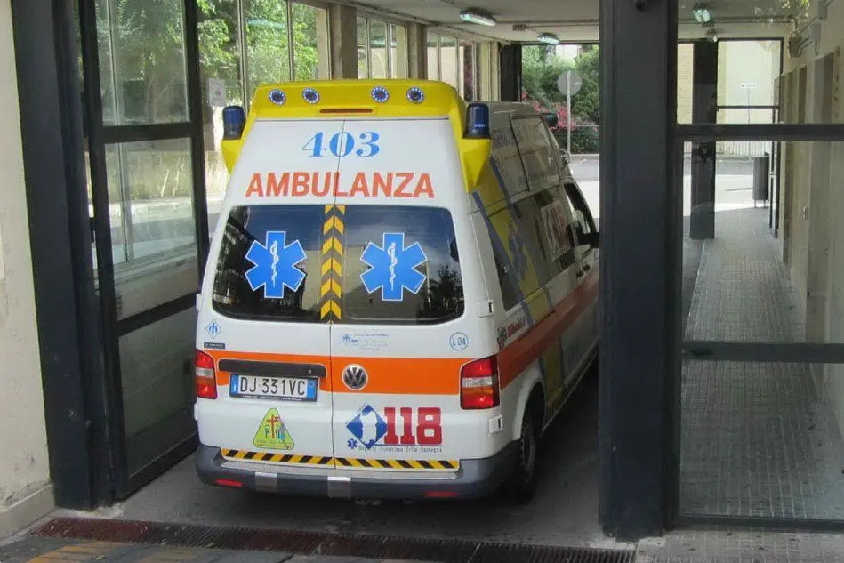 Ambulanza entra al Pronto Soccorso dell'ospedale di Sassari