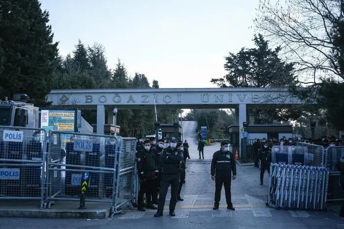 La polizia all'Università (Ansa - Epa)
