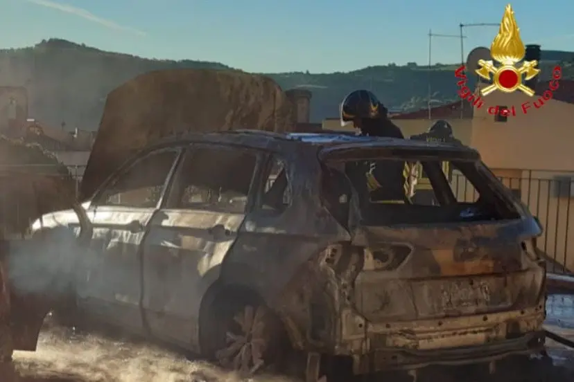 L'auto distrutta dalle fiamme (Foto Vigili del fuoco)