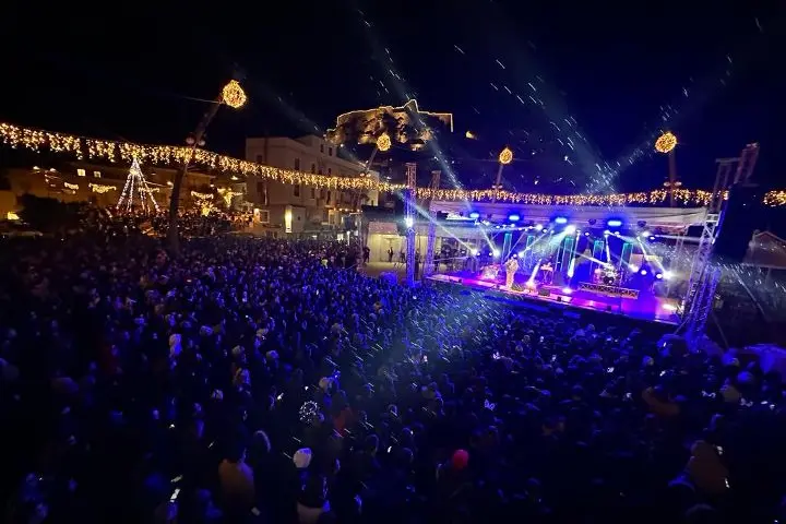 Un momento del concerto di Mahmood a Castelsardo (foto concessa)