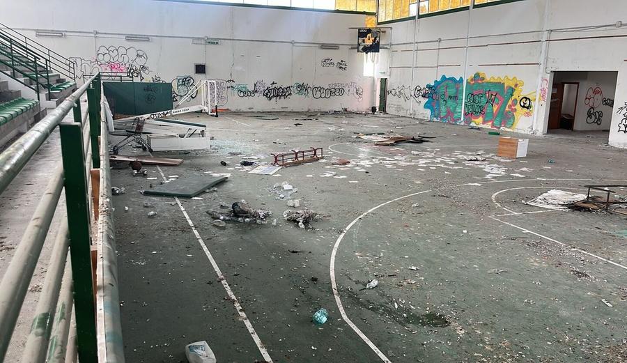 «Palazzetto sportivo in mano ai vandali: dovete intervenire»