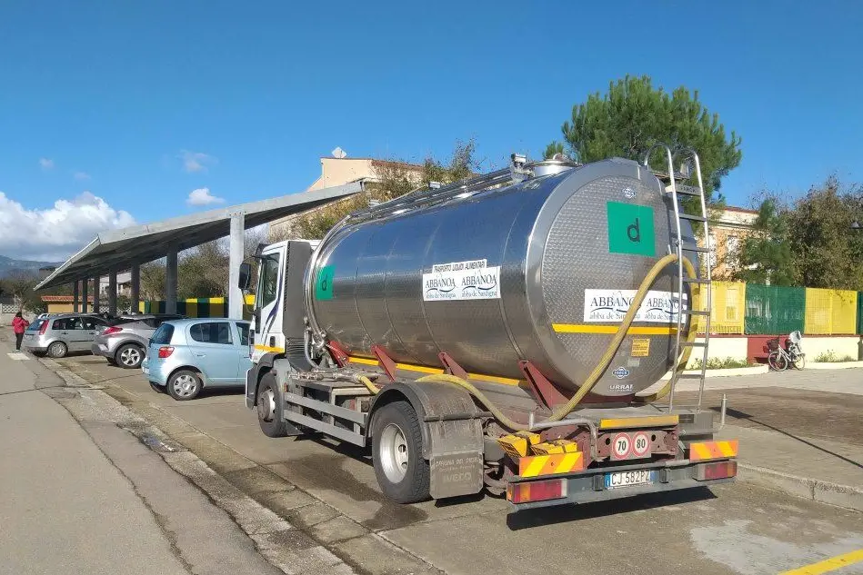 L'autobotte di Abbanoa (foto Simone Farris)