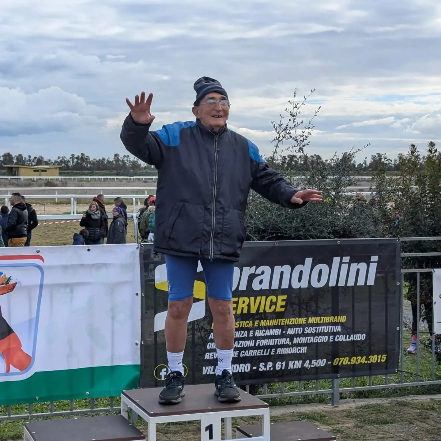 Carlo Porcu sul gradino più alto del podio della gara cross svoltasi a Villacidro