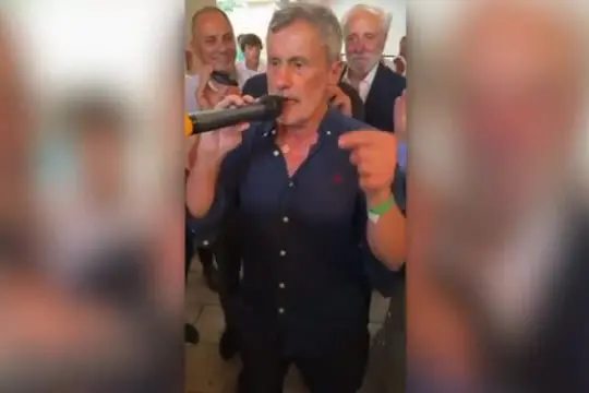 Alemanno si fa mettere al collo la croce celtica di Paolo Di Nella
