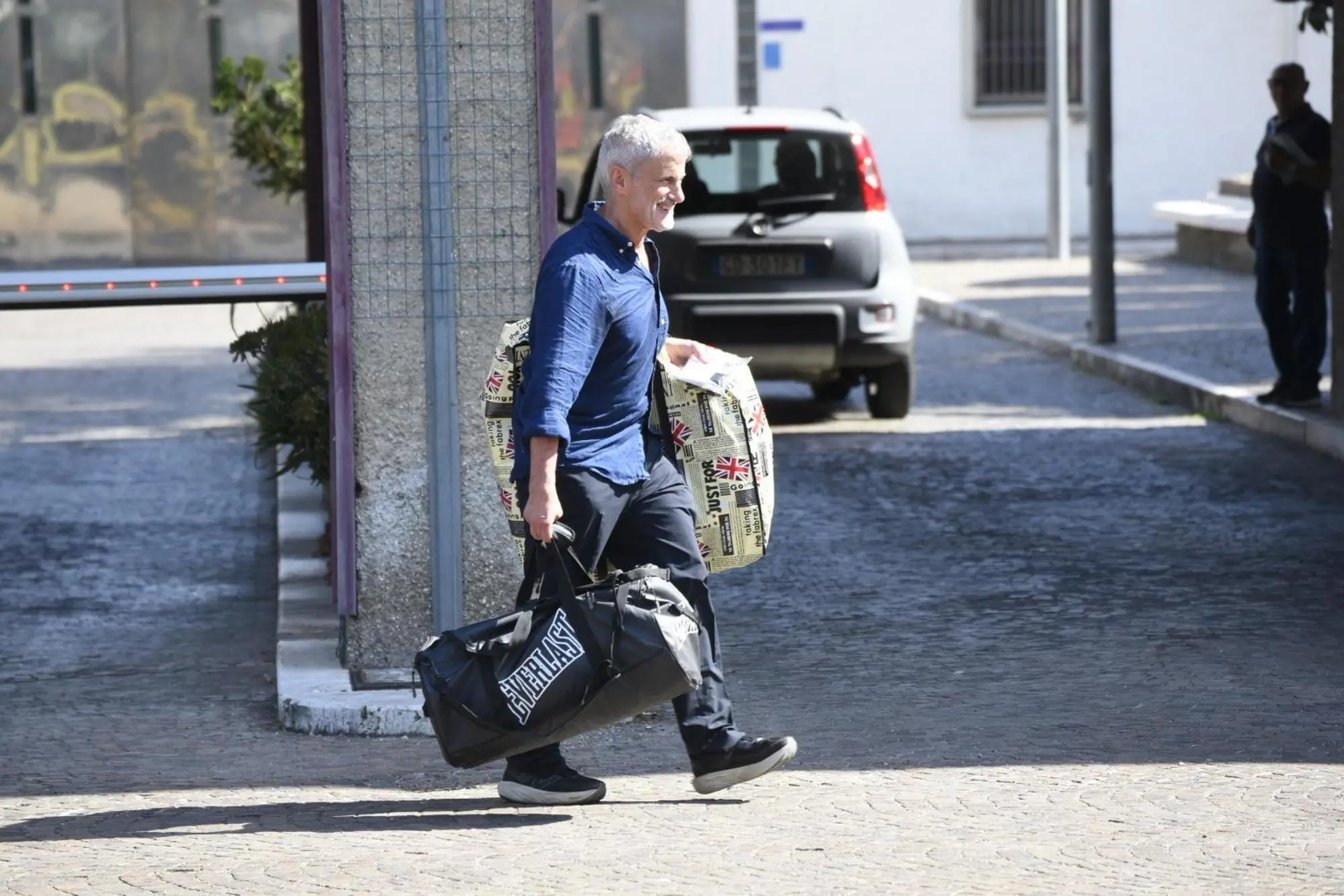Gianni Alemanno lascia Rebibbia dopo 1 anno e 5 mesi: «Esco da innocente» Gianni Alemanno mentre lascia il carcere di Rebibbia, Roma 24 giugno 2026.ANSA/FEDERICO PERRUOLO