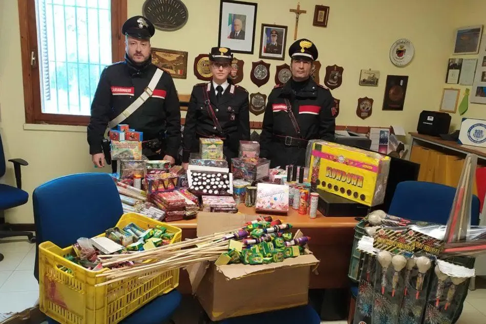 Il materiale sequestrato dai carabinieri di San Vito (foto carabinieri)
