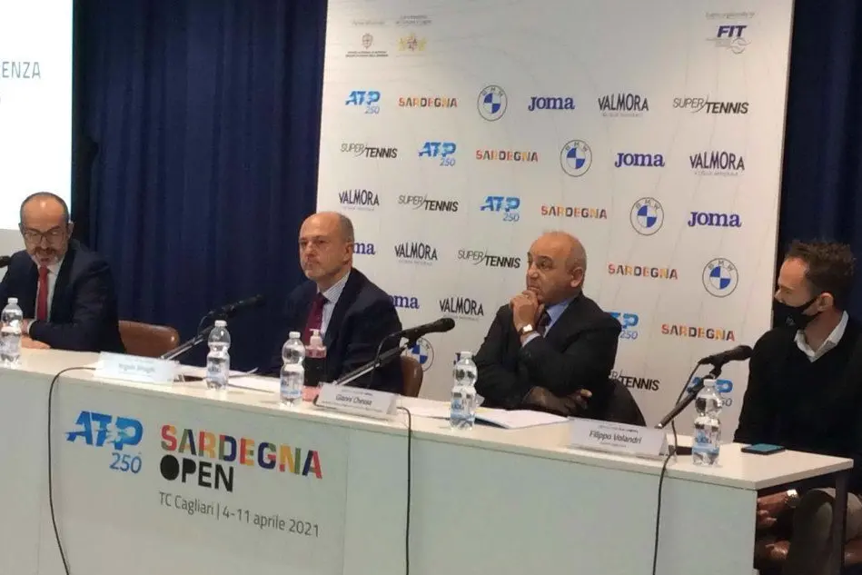 Da sinistra il sindaco Truzzu, il presidente Binaghi, l’assessore Chessa e il capitano Volandri (foto Pilia)