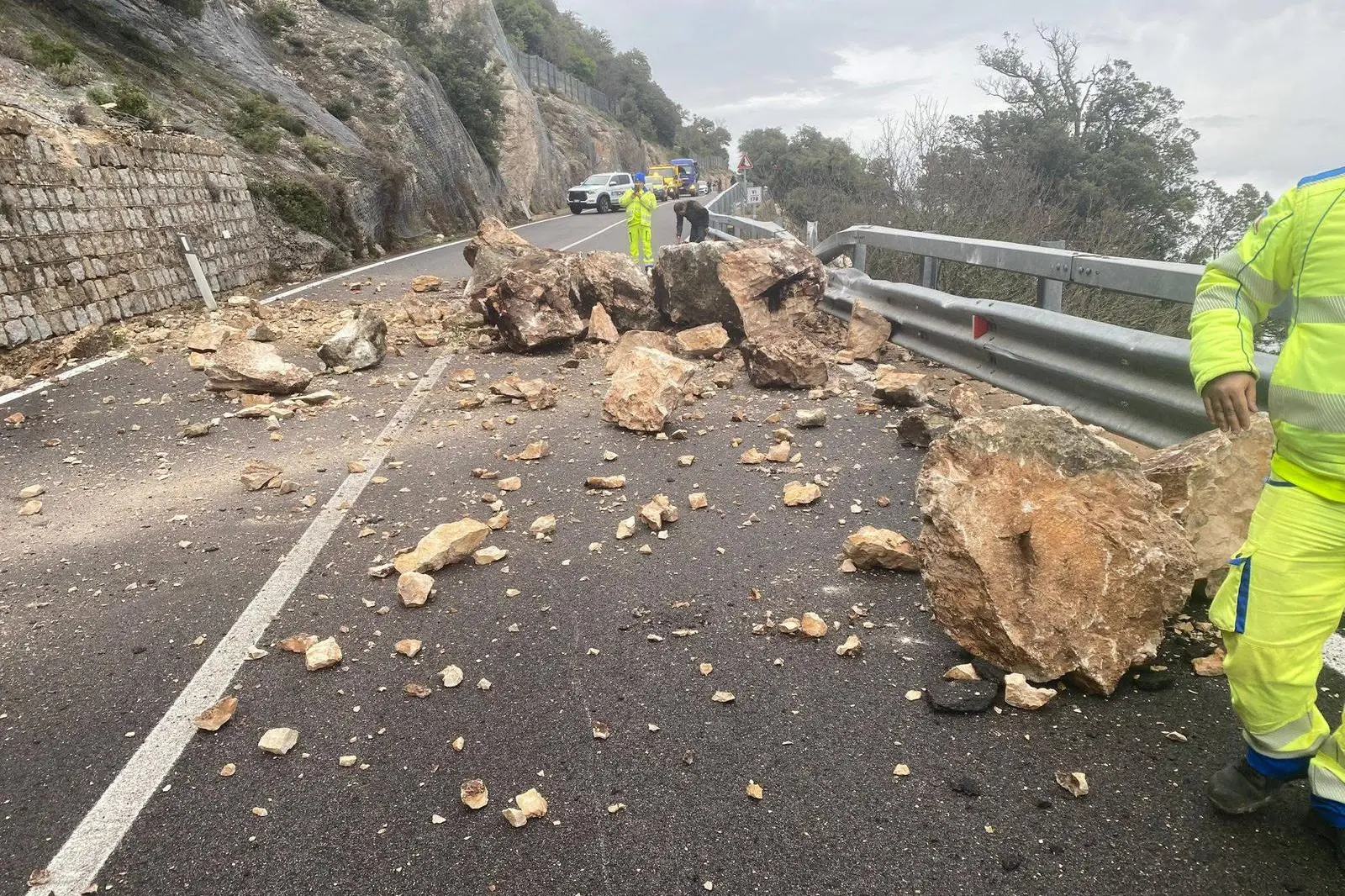 I massi caduti sulla 125 a Urzulei (Foto: Roberto Secci)