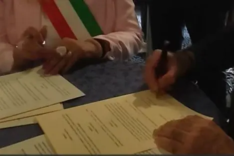 Il momento della firma del Gemellaggio tra Santa Teresa Gallura e Bonifacio, avvenuto quest'estate (Foto Ronchi)