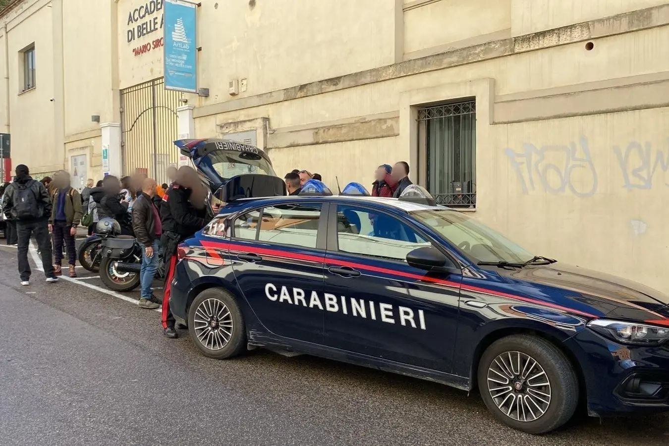 Sassari, carabinieri davanti al MasEdu (Foto concessa)