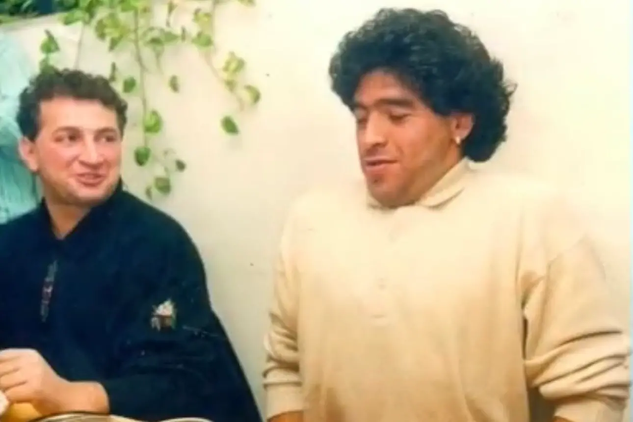 Gennaro Montuori durante una cerimonia assieme a Maradona (Archivio)