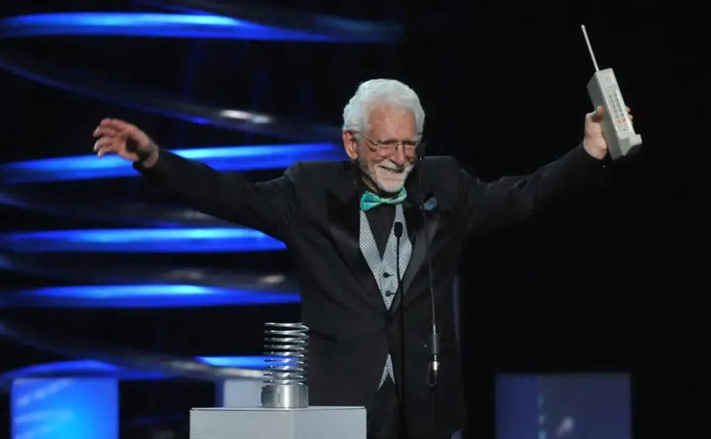 Martin Cooper, nel 2018, con il suo Dyna Tac