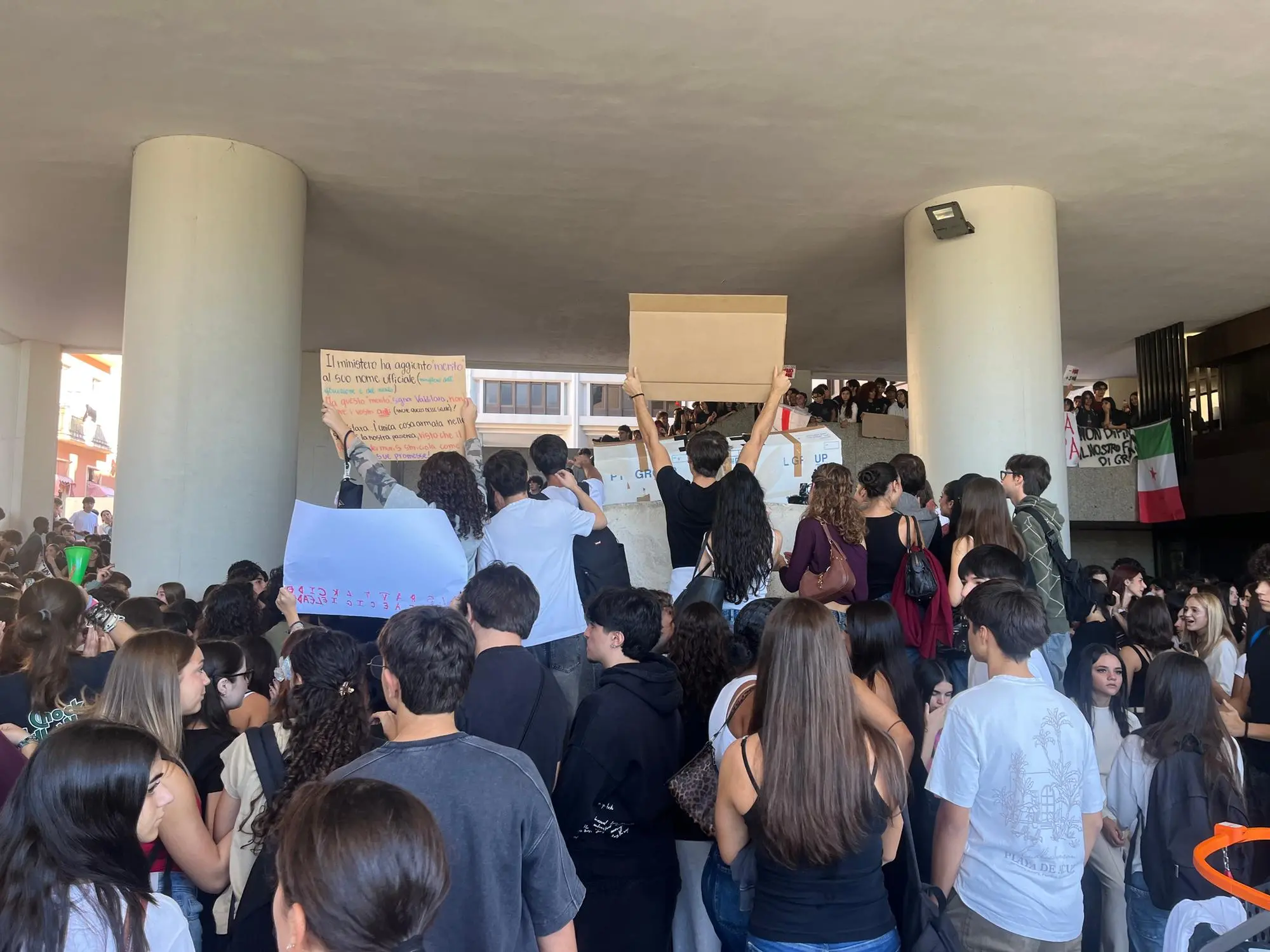 Protesta a Cagliari, gli studenti sotto il Consiglio regionale: «Le scuole sono a pezzi, vogliamo essere ascoltati»