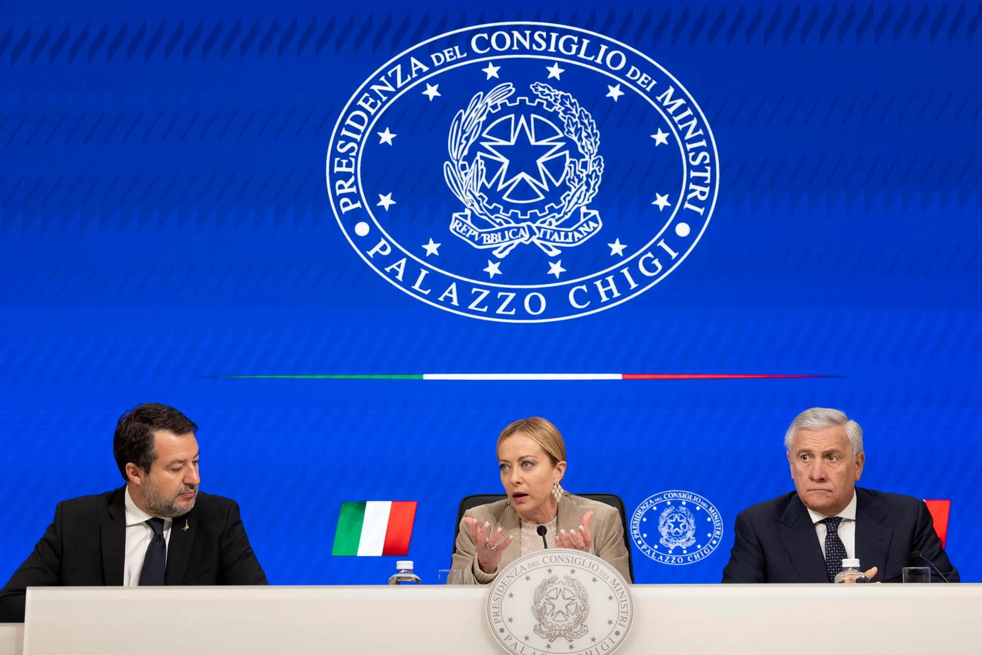 La presidente del consiglio Giorgia Meloni, con i vicepremier Antonio Tajani e Matteo Salvini durante la conferenza stampa a palazzo Chigi