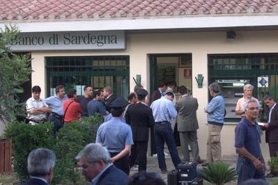 I momenti successivi al delitto davanti al Banco di Sardegna (archivio)