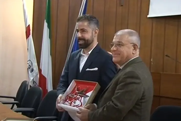 Graziano Pinna riceve dal sindaco di Oristano, Guido Tendas, La Stella D’Argento – Oristanesi nel mondo 2016
