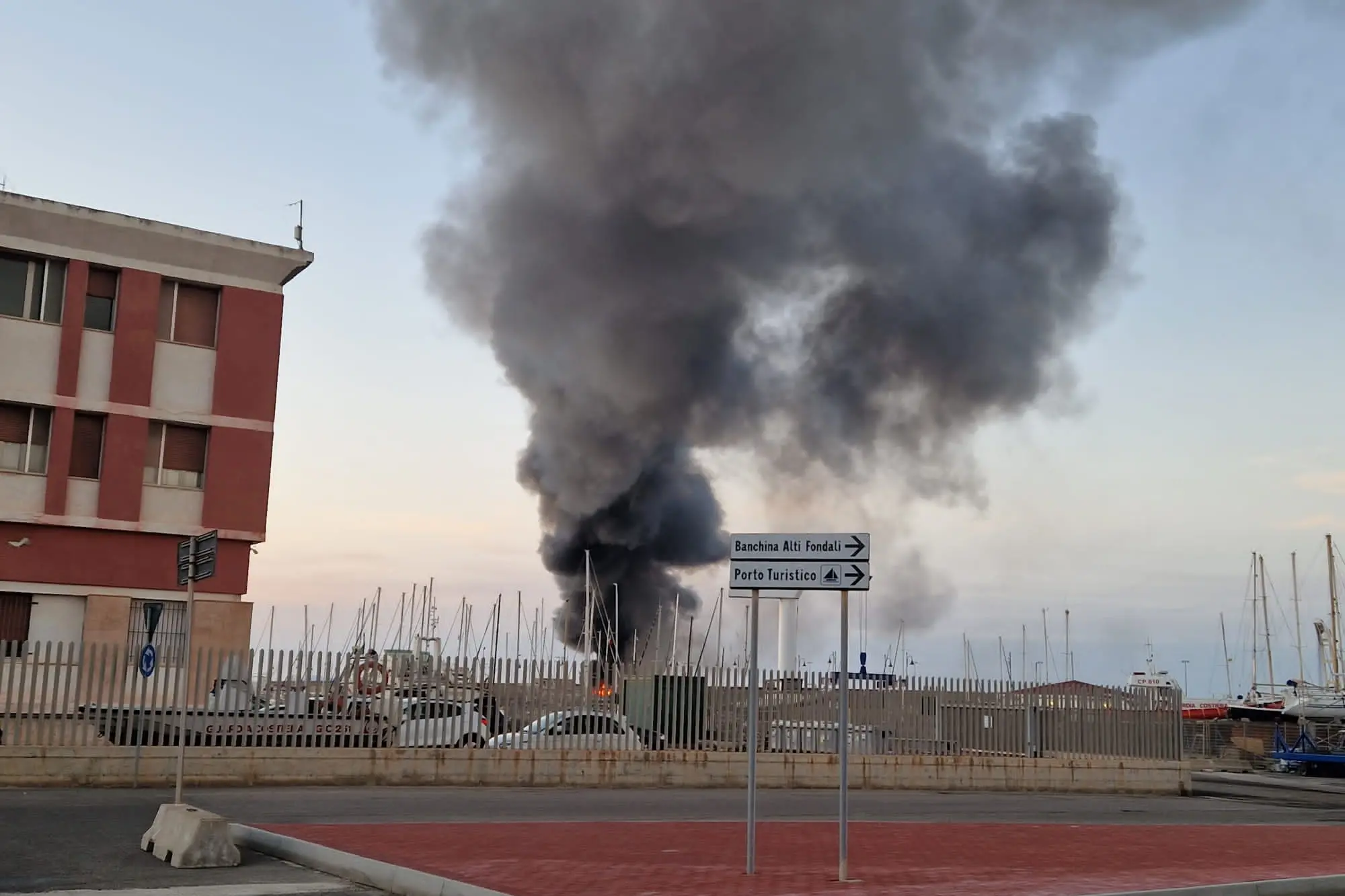 L’incendio nell’area portuale (foto Pala)