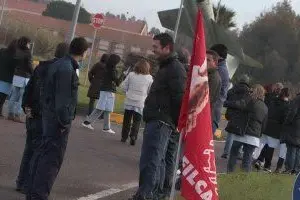 Decimomannu, gli operai esterni in protesta per il taglio del loro stipendio foto fabio marras