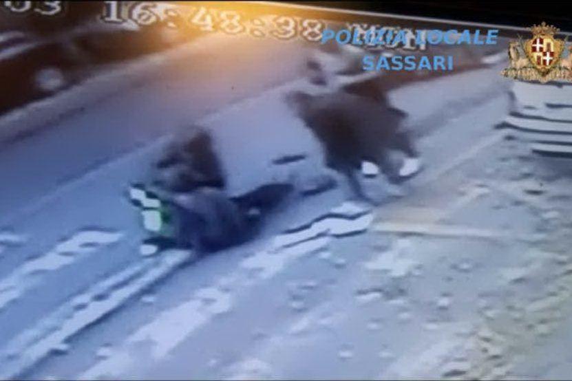Un frame del video diffuso dalla Polizia locale di Sassari