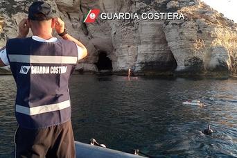 Capo Sant'Elia, sorpresi a pescare datteri di mare: denunciati