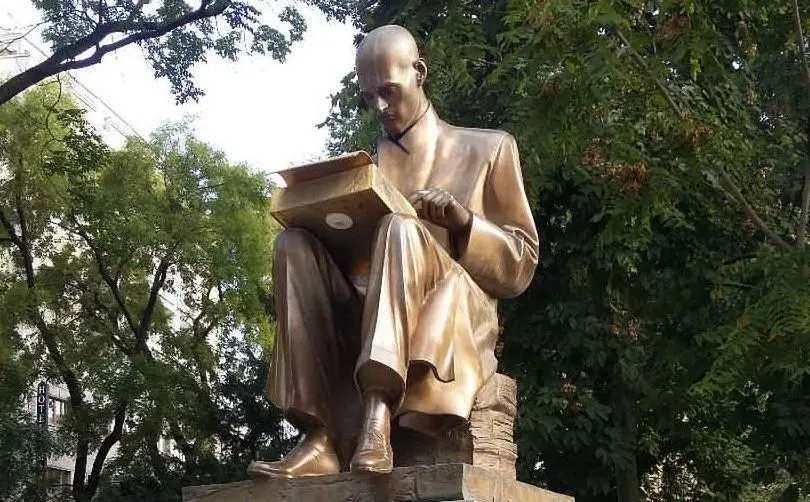 La statua di Indro Montanelli a Milano (Foto Ansa e Wikipedia)