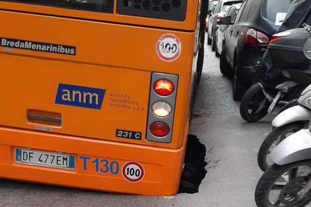 L'asfalto cede e il bus sprofonda nella voragine: tragedia sfiorata a Napoli