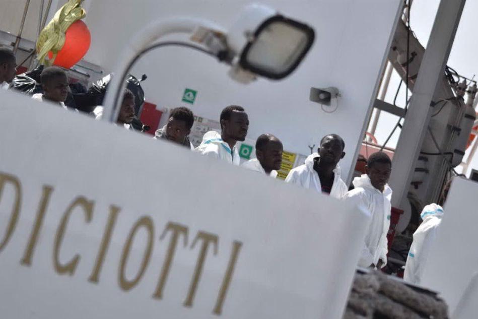 Migranti, la nave Diciotti potrà attraccare a Pozzallo. Naufragio in Libia: 5 morti