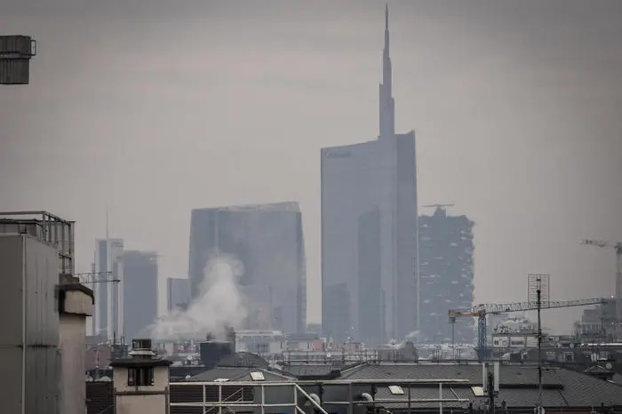 Smog a Milano (foto Ansa)