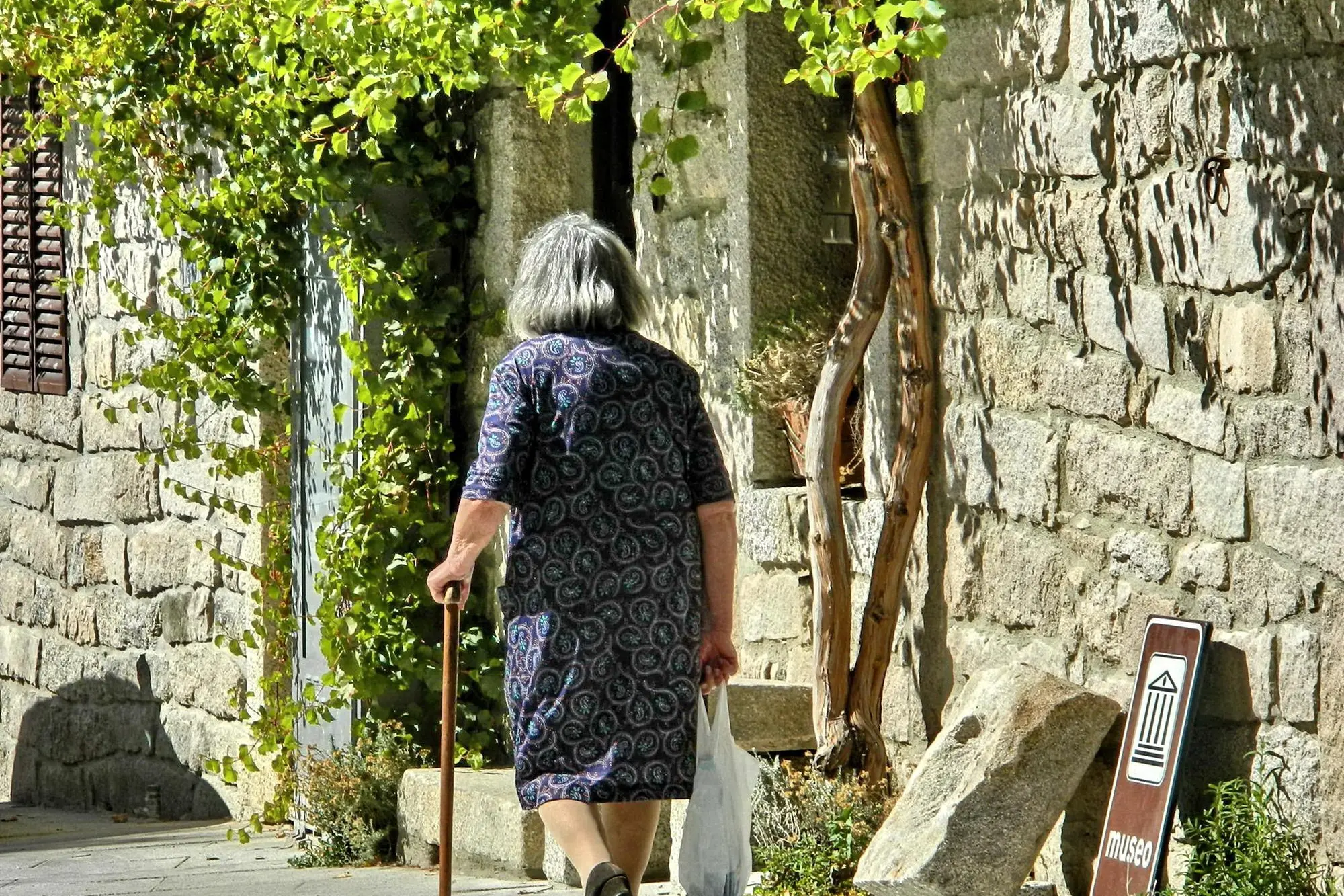 Un'anziana signora a Bortigiadas, piccolo centro della Gallura